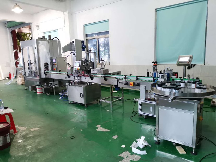 Napełnianie linii maszyny